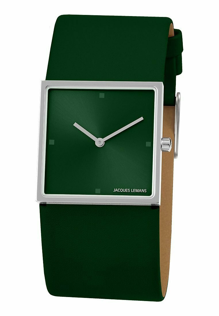 Orologio quadrato con un quadrante verde scuro, lancette argento e indici rettangolari. Cinturino in morbida pelle verde con parte inferiore beige. Nome del marchio visibile.