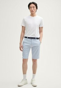 TOM TAILOR STRETCH MIT GÜRTEL - Kratke hlače - light blue white zigzag dobby