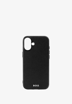 Juodas odinis telefono dėklas su tekstūruota paviršių, išpjovomis kamerai ir mygtukams, ir „BOSS“ logotipu spausdintu apačioje.