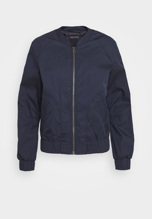 Blouson bomber bleu marine avec fermeture éclair devant, poignets et bas en côte, et deux poches latérales inclinées sans fermetures visibles.