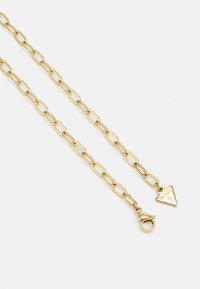 Collar de cadena dorada con eslabones ovalados y un charm triangular que presenta la palabra "GUESS". Incluye un cierre de langosta para abrocharlo.