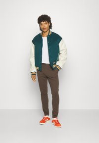 Jack & Jones JPSTMARCO JJCOOPER - Chinos - seal brown