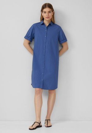 Abito blu in cotone con bottoni, caratterizzato da maniche corte a balze e una linea lisea. Vestibilità slim, con spacchi laterali per facilitare i movimenti.