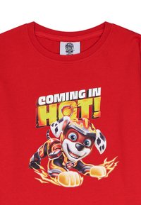 Rotes Baumwoll-T-Shirt mit einem Grafikdruck eines Cartoon-Hundes in einem Einsatzanzug, mit dem Text „COMING IN HOT!“ in fetten gelben und schwarzen Buchstaben.
