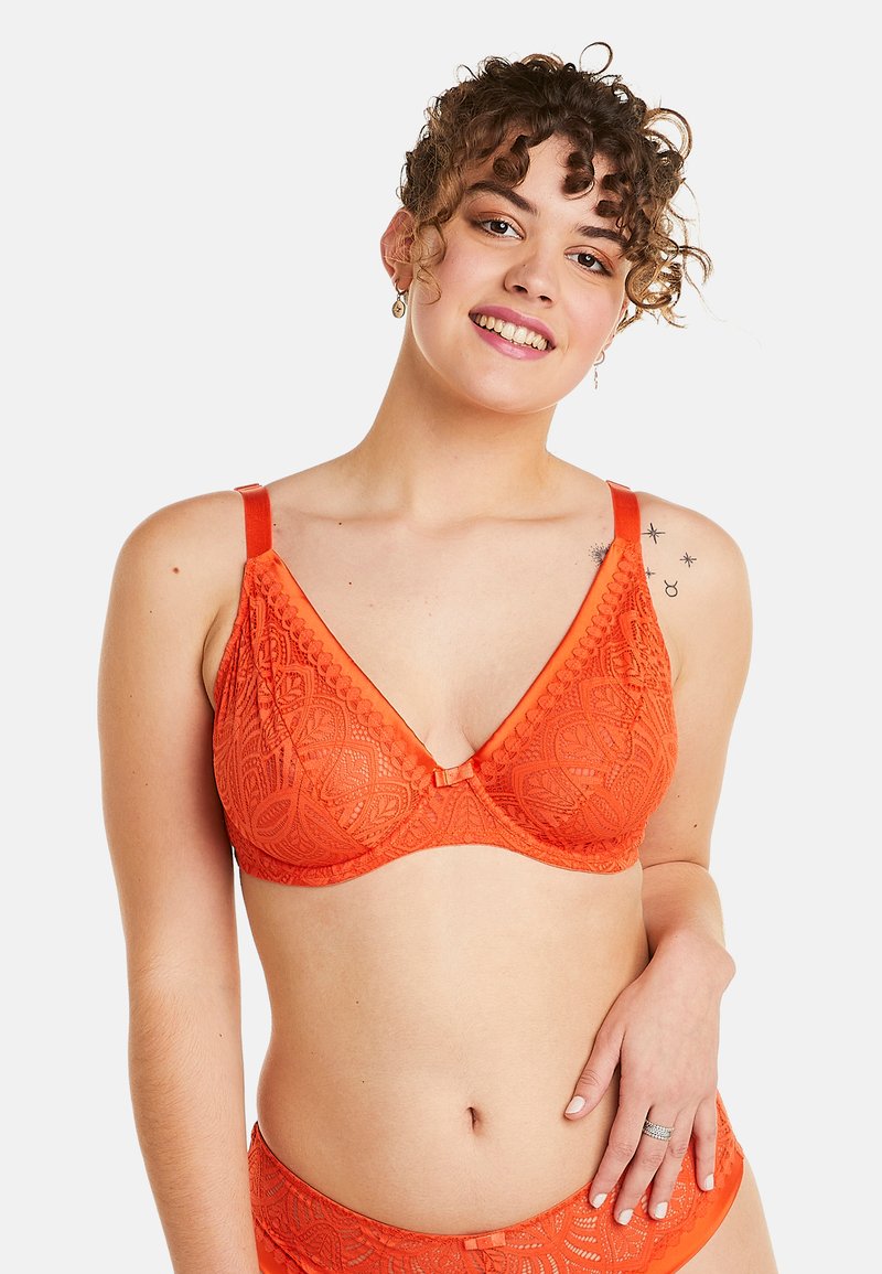 Bralette en dentelle orange avec un design en V, des bretelles ajustables et des détails de motif délicats. Coutures plates pour le confort et une finition lisse.