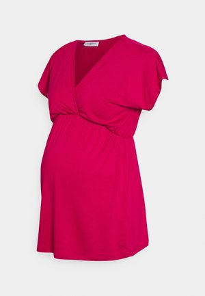 Heldere roze zwangerschapsblouse met korte mouwen, V-hals en verzamelde taille, ontworpen voor comfort en rekbaarheid.