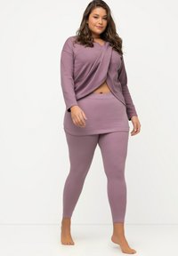 Completo loungewear viola composto da un top a maniche lunghe incrociato e leggings aderenti in morbido tessuto texturizzato con vita elastica.