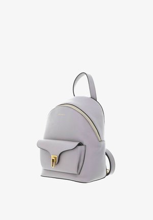 Sac à dos en cuir gris clair avec poche avant, boucle dorée, fermeture éclair incurvée sur le dessus et une seule poignée supérieure.