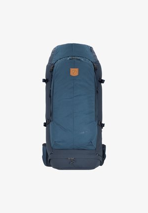 Zaino in tessuto blu con un ampio scomparto principale, patch in pelle con logo, spallacci regolabili e tasche esterne per il deposito.