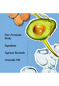 Grønn avokadohalvdel med en skinnende brun kjerne, omgitt av aprikoskjerner og klare vanndråper, med tekst som lister opp ingredienser på en blå bakgrunn.