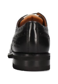 Scarpe eleganti da uomo in pelle nera con finitura liscia, dettagli brogue intricati, punta arrotondata e tacco impilato. L'interno è rivestito in pelle tan.