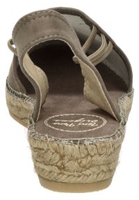 Bruine suède espadrille-sandalen met open achterkant, natuurlijke jute wiggenhiel en beige stofaccenten. Geweven binnenzool met zichtbaar logo-detail.