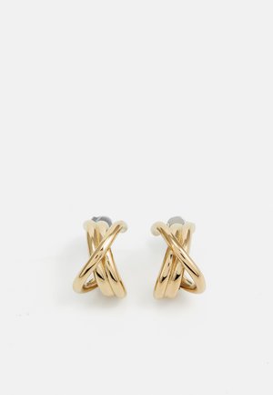Brincos de metal dourado com um design de laço entrelaçado e acabamento brilhante. Inclui pequenas ferragens prateadas para um fecho seguro.