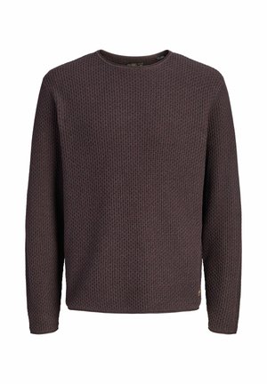 Pull en maille texturée marron foncé à manches longues avec un col rond et un petit logo près de l'ourlet inférieur sur fond blanc.
