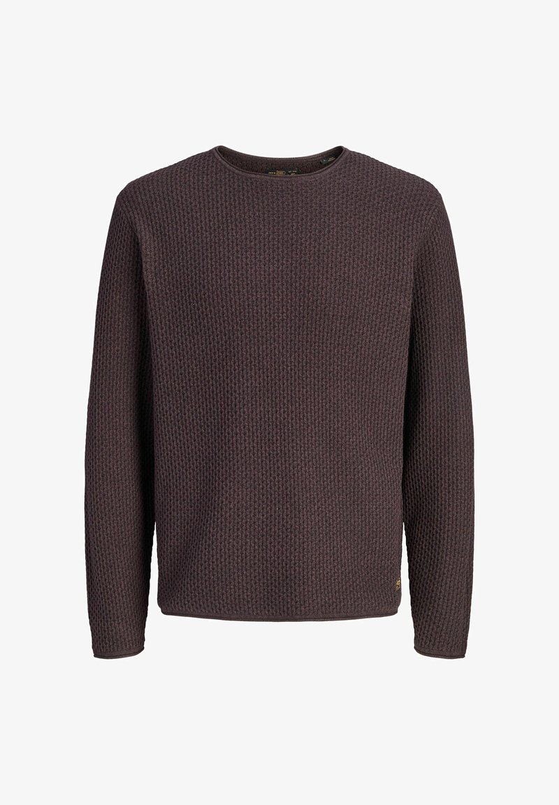 Pull en maille texturée marron foncé à manches longues avec un col rond et un petit logo près de l'ourlet inférieur sur fond blanc.