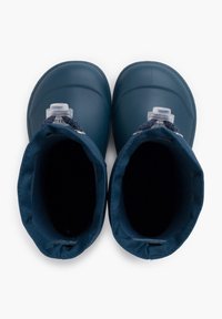 Botas impermeables para niños de color azul marino, con suelas de goma, forro textil y un diseño de cordones con un tope transparente.