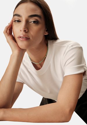 Wit t-shirt met korte mouwen en een ronde halslijn, gecombineerd met een meerkleurige kralenketting. Soepele textuur, nauwsluitend ontwerp.