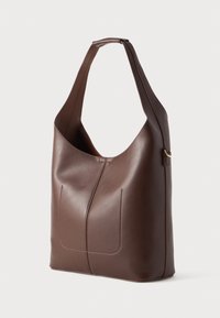 Brązowa skórzana torba na ramię o gładkim wykończeniu, z zaokrąglonym wierzchem i dwiema przednimi kieszeniami. Posiada pojedynczy pasek oraz subtelne detale stębnowania.