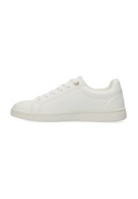 Baskets blanches avec un extérieur en cuir lisse, bout arrondi, six œillets et des détails de couture discrets sur les côtés. Semelle en caoutchouc fine.