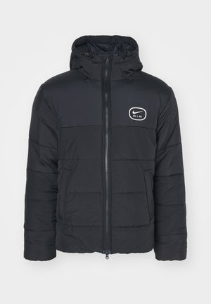 Chaqueta de plumas negra con cierre de cremallera en el frente, capucha ajustable y logo de Nike Air. Presenta una textura acolchada y mangas largas. Diseño simple y funcional.