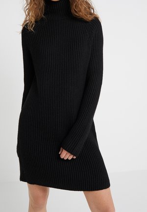 Czarna prążkowana sukienka sweterkowa z wysokim kołnierzem i długimi rękawami, z luźnym krojem i teksturowaną tkaniną.