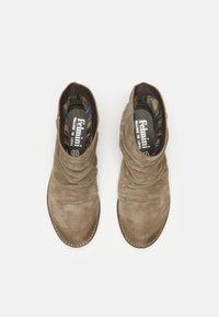 Bottines en daim marron avec un design froncé, finition texturée et doublure à rayures colorées. Bout arrondi et détail de semelle cousue.