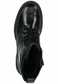 Botín de cuero negro hasta el tobillo con textura suave, diseño con cordones, punta redonda y un forro interior suave. Cuenta con una cremallera trasera y un detalle de logo.