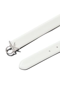 Witte leren band met een gladde textuur, zilveren hardware met een cirkelvormige lus en een logo detail. Rechte vorm met verschillende verstellingsgaten.