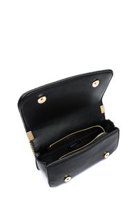 Čierna kožená crossbody taška s textúrovaným povrchom, zlatým hardvérom a vnútornou kapsou na zips. Otvorený pohľad zobrazuje priestranný priestor.