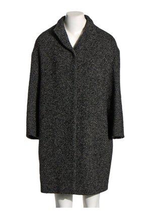 Manteau en laine texturée gris foncé avec col large et manches trois-quarts sur un mannequin blanc.