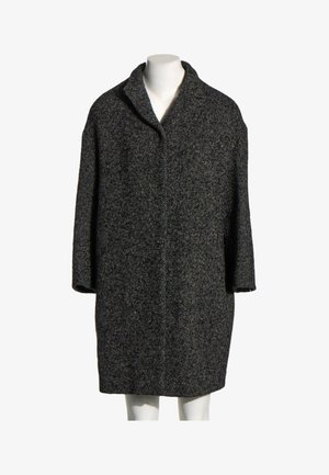 Manteau en laine texturée gris foncé avec col large et manches trois-quarts sur un mannequin blanc.