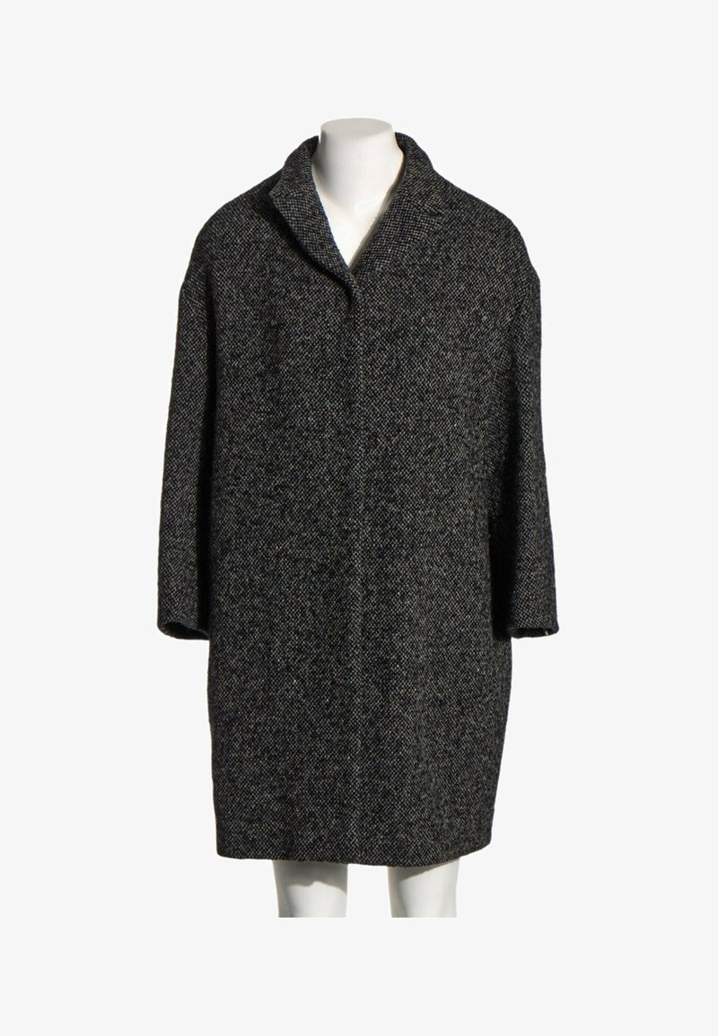 Manteau en laine texturée gris foncé avec col large et manches trois-quarts sur un mannequin blanc.
