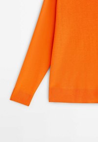 Helle orange Strickjacke mit Rundhalsausschnitt und langen Ärmeln, ausgestattet mit gerippten Bündchen und Saum für zusätzliche Textur.