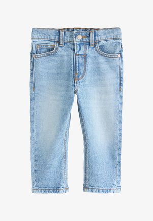 Hellblaue Kinderjeans mit Fronttaschen, Knopfverschluss, Gürtelschlaufen und geraden Beinen vor weißem Hintergrund.