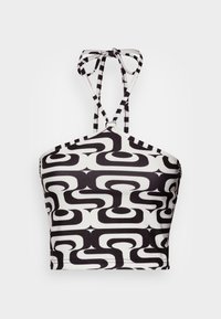 Top curto com decote halter em tecido elástico, apresentando um padrão abstrato em preto e branco, com as costas amarradas e uma silhueta ajustada.