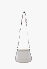 Bolso de hombro gris de cuero sintético con una silueta curva, correa ajustable y herrajes en tono dorado. Textura suave con costuras mínimas.