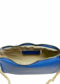 Blå strukturerad läderhandväska med guldzipper och kedjestropp. Insidan är beige med en dragkedjeficka och en tygetikett.