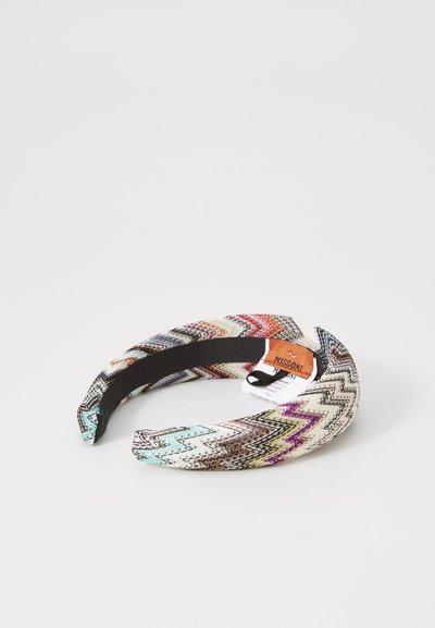 Párnázott fejpánt, mellyel sokszínű cikkcakk kötésminta, puha fekete bélés és látható ruhacímke található, amelyen a "MISSONI" felirat szerepel.