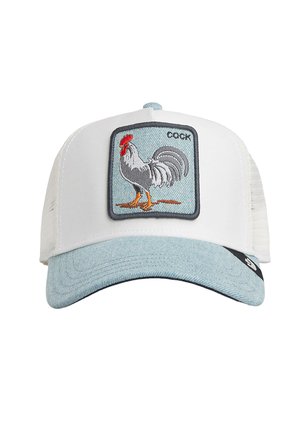 Gorra trucker blanca y azul claro con parche bordado de un gallo gris sobre una rama y la palabra "cock" encima.