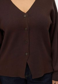 Brauner Knopfverschluss-Cardigan mit V-Ausschnitt, aus einem strukturierten Strickmaterial. Verfügt über dunkle Knöpfe und einen leicht abgerundeten Saum.