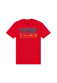Rød t-shirt med korte ærmer med teksten "WSQK" og "The Squawk 94.5 FM" i blå og gul på forsiden.