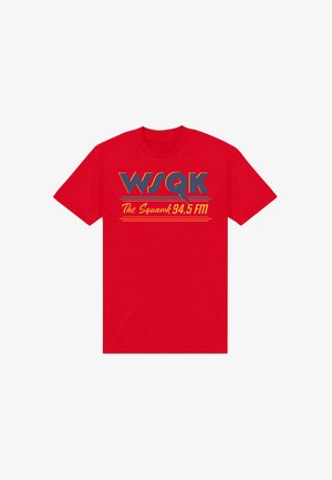 Camiseta roja de manga corta con los textos "WSQK" y "The Squawk 94.5 FM" en azul y amarillo en el frente.