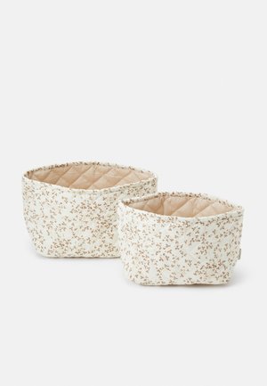Coșuri de depozitare din textile, de culoare albă, cu un model floral; caracteristici interioare quilted și formă hexagonală moale; include două dimensiuni.