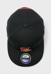 Musta baseball-lippis punaisella ja valkoisella brodeeratulla logolla edessä, holografinen etiketti, jossa lukee "ORIGINAL FIT", ja teksturoitu kangas.