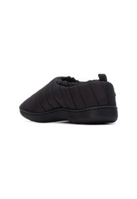 Zapatilla negra acolchada con parte superior suave y acolchada, y suela flexible. Presenta un ajuste relajado y una pequeña lengüeta en la parte posterior.