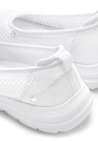 Weiße Slippers aus Mesh-Gewebe mit flexiblem Design. Mit einer silbernen Kettenverzierung in der Nähe der Ferse und einer strukturierten Sohle.