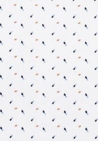 Weißer Stoff mit einem sich wiederholenden Muster aus kleinen Rauten in Marineblau, Hellblau und Braun, das einen strukturierten Look erzeugt.