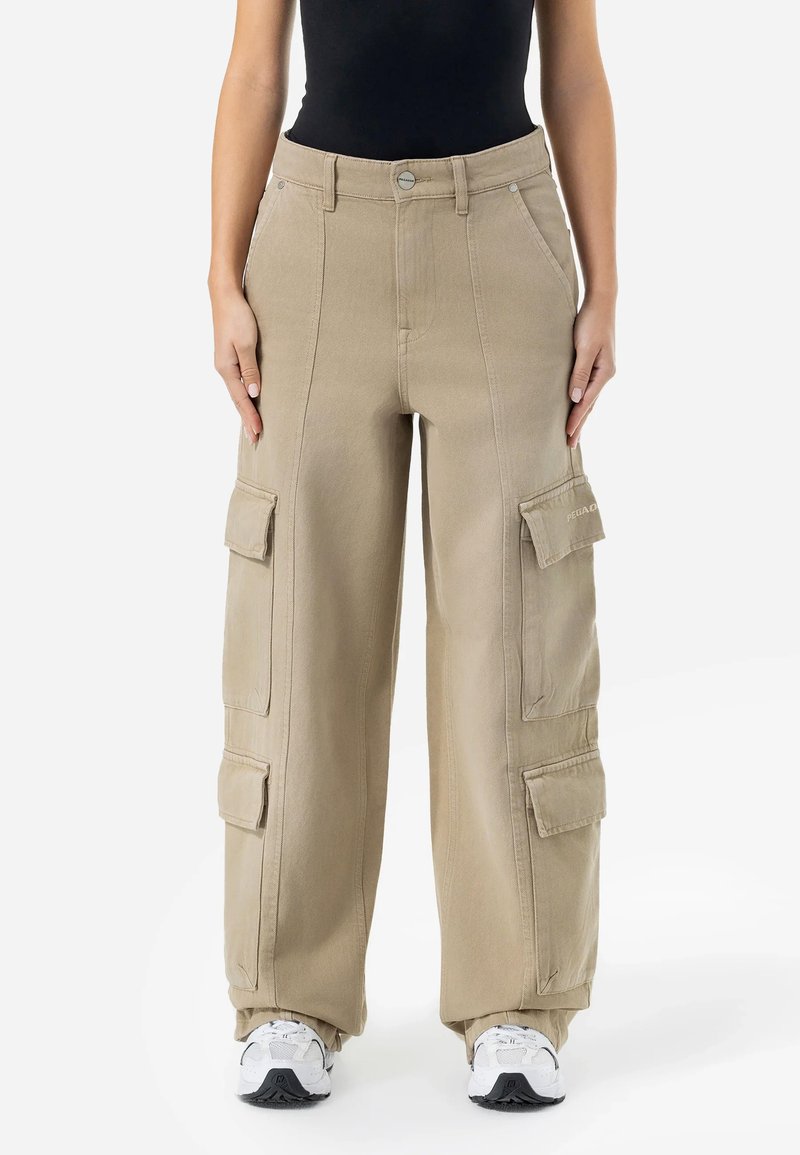 Beige cargo bukser med brede ben, laget av slitesterkt stoff. Har flere store lommer, knapping og synlige sømmer.