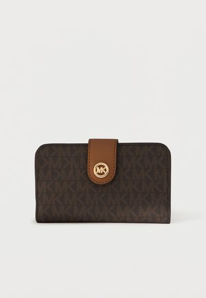 Peňaženka s hnedo-čiernym vzorom s koženým remienkom v púdrovo hnedej farbe a zlatým kruhovým logom na zapínanie, stojaca na bielom povrchu.