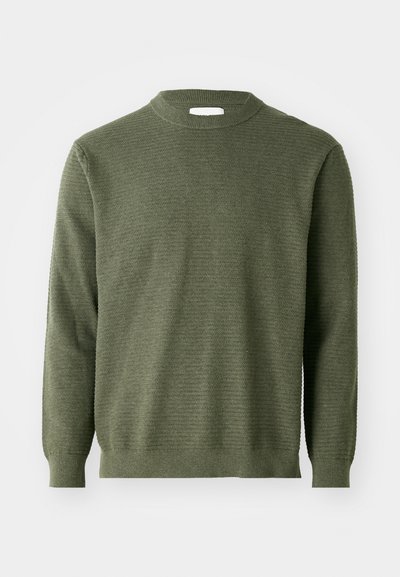 Pull en tricot vert olive avec un col rond, des poignets et un ourlet côtelés, et un motif de tissu texturé ; épaisseur moyenne et manches longues.